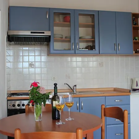 Apartman Apartments By The Sea Lukoran