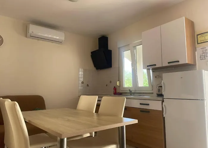 Apartments By The Sea Lukoran Апартаменты *